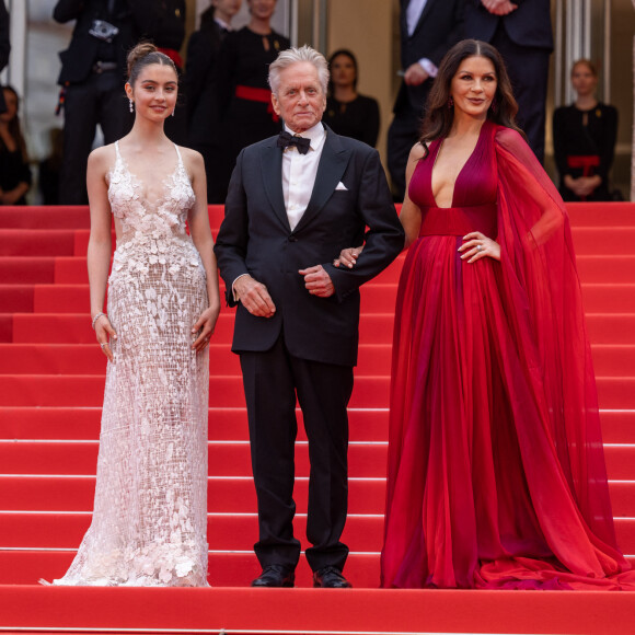 Michael Douglas, sa femme Catherine Zeta-Jones et leur fille Carys - Montée des marches du film " Jeanne du Barry " pour la cérémonie d'ouverture du 76ème Festival International du Film de Cannes, au Palais des Festivals à Cannes. Le 16 mai 2023 © Olivier Borde / Bestimage 