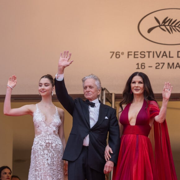 Michael Douglas, sa femme Catherine Zeta-Jones et leur fille Carys, Thierry Frémaux, Iris Knobloch - Montée des marches du film " Jeanne du Barry " pour la cérémonie d'ouverture du 76ème Festival International du Film de Cannes, au Palais des Festivals à Cannes. Le 16 mai 2023 © Olivier Borde / Bestimage 