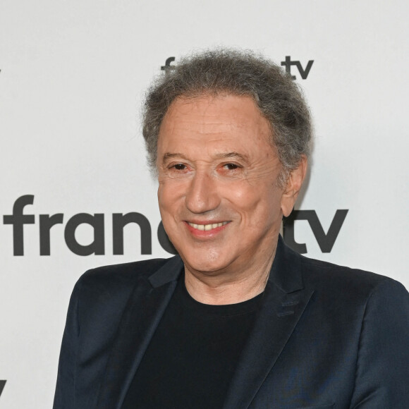 Michel Drucker au photocall pour la conférence de presse de rentrée de France TV à la Grande Halle de la Villette à Paris, France, le 6 juillet 2022. © Coadic Guirec/Bestimage 