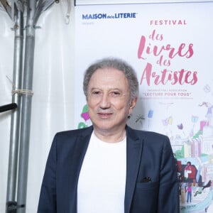 Exclusif - Michel Drucker - Festival des Livres et des Artistes organisé par l'association "Lecture pour Tous" engagée dans la lutte contre l'illettrisme au Mail Branly à Paris le 3 juillet 2022. © Pierre Perusseau / Jack Tribeca / Bestimage 