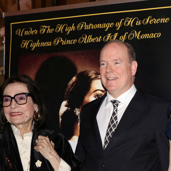 Le prince Albert semblait lui aussi totalement sous le charme de la Sud-africaine.
Ioanna Efthimiou, Présidente & Foundatrice du Monaco Gala & Awards, Nana Mouskouri et son mari André Chapelle, le prince Albert II de Monaco et la princesse Charlene de Monaco ont reçu cette année un Maria Callas Award - Cérémonie des " Maria Callas " Awards à l'Opéra de Monte-Carlo avec I.Efthimiou, Présidente & Fondatrice du Monaco Gala & Awards. Le Maria Callas Monaco Gala & Awards devient une institution annuelle à Monaco destinée à célébrer l'art et l'opéra ainsi qu'à défendre chaque année une nouvelle cause caritative. Le 12 mai 2023 à Monaco. © Claudia Albuquerque / Bestimage