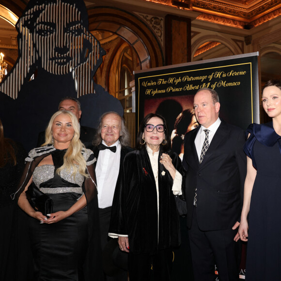 Et ce 12 mai, au bras de son époux le prince Albert II de Monaco, elle a dévoilé sa nouvelle coloration.
Ioanna Efthimiou, Présidente & Foundatrice du Monaco Gala & Awards, Nana Mouskouri et son mari André Chapelle, le prince Albert II de Monaco et la princesse Charlene de Monaco ont reçu cette année un Maria Callas Award - Cérémonie des " Maria Callas " Awards à l'Opéra de Monte-Carlo avec I.Efthimiou, Présidente & Fondatrice du Monaco Gala & Awards. Le Maria Callas Monaco Gala & Awards devient une institution annuelle à Monaco destinée à célébrer l'art et l'opéra ainsi qu'à défendre chaque année une nouvelle cause caritative. Le 12 mai 2023 à Monaco. © Claudia Albuquerque / Bestimage