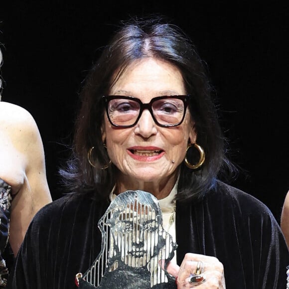 Nana Mouskouri avec son prix de la meilleure chanteuse au monde - Cérémonie des " Maria Callas " Awards à l'Opéra de Monte-Carlo avec I.Efthimiou, Présidente & Fondatrice du Monaco Gala & Awards. Le Maria Callas Monaco Gala & Awards devient une institution annuelle à Monaco destinée à célébrer l'art et l'opéra ainsi qu'à défendre chaque année une nouvelle cause caritative. Le 12 mai 2023 à Monaco. © Claudia Albuquerque / Bestimage