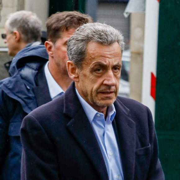  En effet, trois ans de prison totalement assortis du sursis avaient été requis. Mais selon la présidente de la cour d'appel le statut des trois prévenus, tous trois professionnels du droit, n'a pas joué en leur faveur. 
Nicolas Sarkozy - Arrivées aux obsèques de l'avocat Hervé Temime au cimetière du Montparnasse à Paris, France, le 14 avril 2023. © Clovis-Jacovides/Bestimage 