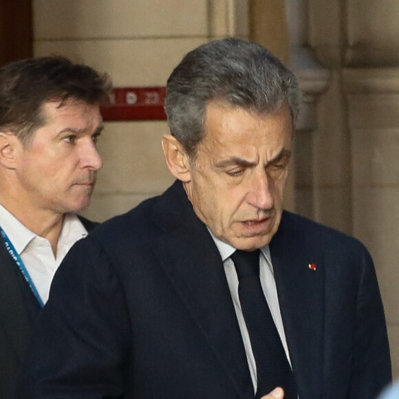 L'ancien président français Nicolas Sarkozy arrive au palais de justice pour l'audience d'appel d'un procès pour corruption au palais de justice de Paris le 15 décembre 2022. Le 1er mars 2021, un tribunal français a condamné l'ancien président Nicolas Sarkozy pour corruption et trafic d'influence, lui remettant un trois ans de prison dont deux ans avec sursis. Les procureurs ont demandé qu'il soit emprisonné pendant quatre ans et en purgent au moins deux, et ont demandé la même peine pour ses coaccusés, l'avocat Thierry Herzog et le juge Gilbert Azibert. © Christophe Clovis/Bestimage 