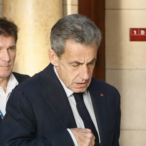 Cette condamnation inédite pour un ancien président de la République rentre dans le cadre de l'affaire des écoutes. 
L'ancien président français Nicolas Sarkozy arrive au palais de justice pour l'audience d'appel d'un procès pour corruption au palais de justice de Paris le 15 décembre 2022. Le 1er mars 2021, un tribunal français a condamné l'ancien président Nicolas Sarkozy pour corruption et trafic d'influence, lui remettant un trois ans de prison dont deux ans avec sursis. Les procureurs ont demandé qu'il soit emprisonné pendant quatre ans et en purgent au moins deux, et ont demandé la même peine pour ses coaccusés, l'avocat Thierry Herzog et le juge Gilbert Azibert. © Christophe Clovis/Bestimage