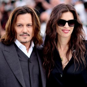 Johnny Depp et la réalisatrice Maïwenn au photocall de "Jeanne du Barry" lors du 76ème Festival International du Film de Cannes. © Dominique Jacovides/Cyril Moreau/Bestimage
