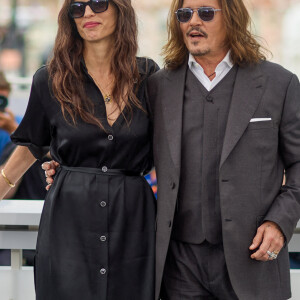 La réalisatrice Maïwenn et Johnny Depp au photocall de "Jeanne du Barry" lors du 76ème Festival International du Film de Cannes, le 17 mai 2023. © Dominique Jacovides/Cyril Moreau/Bestimage