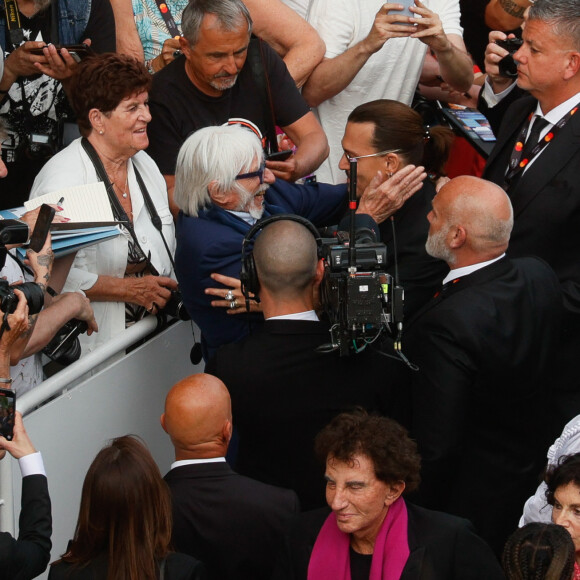 Johnny Depp, Pierre Richard - Montée des marches du film " Jeanne du Barry " pour la cérémonie d'ouverture du 76ème Festival International du Film de Cannes, au Palais des Festivals à Cannes. Le 16 mai 2023 © Christophe Clovis / Bestimage