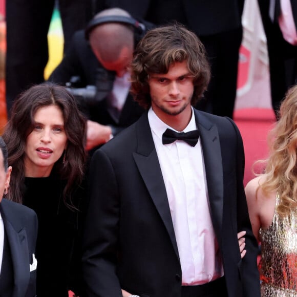 Benjamin Lavernhe, Pierre Richard, Johnny Depp, Maïwenn Le Besco, Diego Le Fur, Pauline Pollmann - Montée des marches du film " Jeanne du Barry " pour la cérémonie d'ouverture du 76ème Festival International du Film de Cannes, au Palais des Festivals à Cannes. Le 16 mai 2023 © Jacovides-Moreau / Bestimage