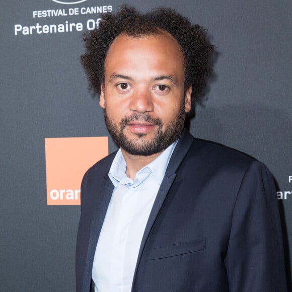 Fabrice Eboué, à retrouver ce mercredi soir sur TMC dans "Burger Quiz", et Armelle Chahbi ont un point en commun : ils ont tous les deux fait partie de la première génération du "Jamel Comedy Club", qui a vu éclore tant de talents au fil des ans.
Fabrice Eboué - Photocall de la soirée Orange sur la plage de l'hôtel Majestic lors du Festival International de Cannes. © Moreau-Borde-Jacovides/Bestimage