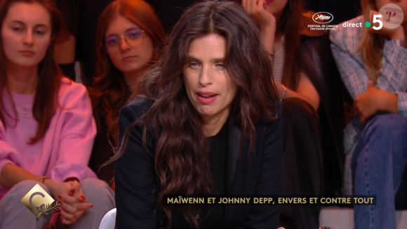 Elle est directement allée à sa rencontre au Festival De Cannes, là où Maïwenn a présenté hier soir en avant-première et en ouverture du Festival son film "Jeanne du Barry", dans lequel elle donne la réplique au téméraire Johnny Depp.