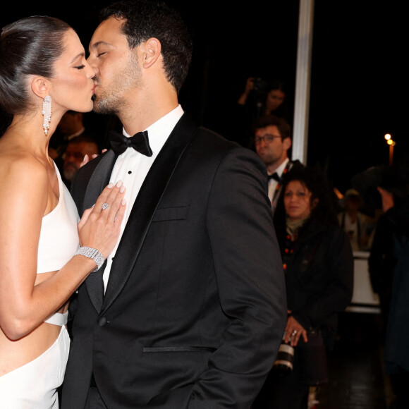 Avec son chéri, ils sont apparus très complices
Iris Mittenaere et son fiancé Diego El Glaoui - Montée des marches du film " Le retour (Homecoming) " lors du 76ème Festival International du Film de Cannes, au Palais des Festivals à Cannes. Le 17 mai 2023 © Jacovides-Moreau / Bestimage 