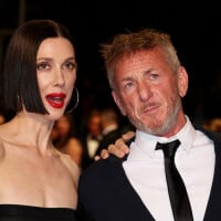 Cannes 2023 : Sean Penn aux côtés de sa partenaire sensuelle Raquel Nave, qui dévoile sa poitrine sur tapis rouge