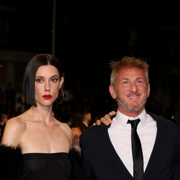 Raquel Nave, Sean Penn - Montée des marches du film " Black Flies " lors du 76ème Festival International du Film de Cannes, au Palais des Festivals à Cannes. Le 18 mai 2023 © Jacovides-Moreau / Bestimage 