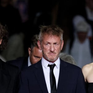 Jean-Stéphane Sauvaire, Sean Penn, Raquel Nave - Montée des marches du film " Black Flies " lors du 76ème Festival International du Film de Cannes, au Palais des Festivals à Cannes. Le 18 mai 2023 © Jacovides-Moreau / Bestimage 