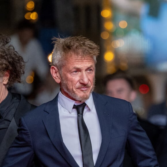 Tye Sheridan, Jean-Stéphane Sauvaire, Sean Penn, Raquel Nave - Montée des marches du film " Black Flies " lors du 76ème Festival International du Film de Cannes, au Palais des Festivals à Cannes. Le 18 mai 2023 © Olivier Borde / Bestimage 