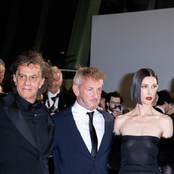 Tye Sheridan, Jean-Stéphane Sauvaire, Sean Penn, Raquel Nave, guest - Montée des marches du film " Black Flies " lors du 76ème Festival International du Film de Cannes, au Palais des Festivals à Cannes. Le 18 mai 2023 © Olivier Borde / Bestimage 