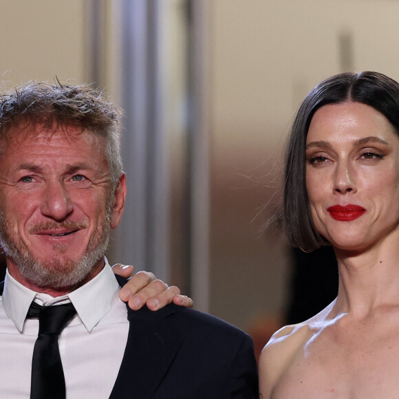 Sean Penn, Raquel Nave - Montée des marches du film " Black Flies " lors du 76ème Festival International du Film de Cannes, au Palais des Festivals à Cannes. Le 18 mai 2023 © Jacovides-Moreau / Bestimage 