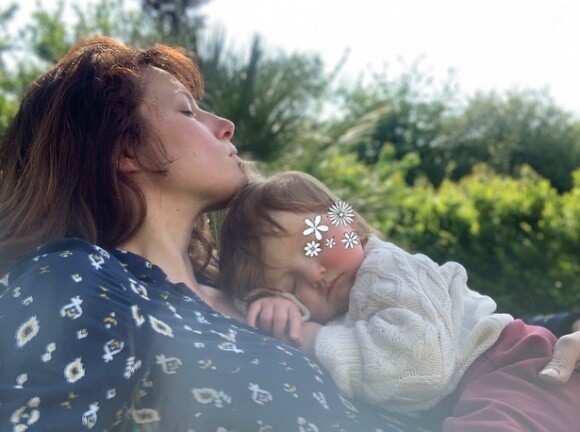 Le 18 mai, l'actrice a posé avec elle
Hélène Degy avec sa petite fille Charlie