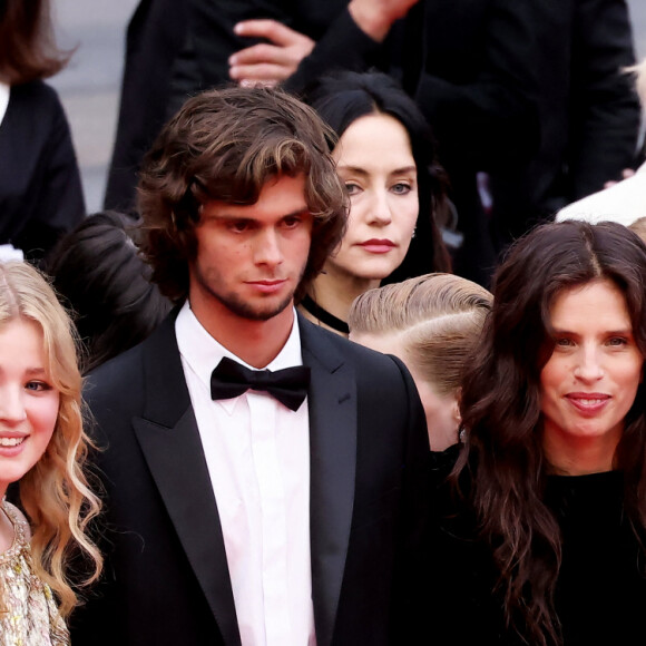 Pauline Pollmann, Diego Le Fur, Maïwenn Le Besco, Johnny Depp - Montée des marches du film " Jeanne du Barry " pour la cérémonie d'ouverture du 76ème Festival International du Film de Cannes, au Palais des Festivals à Cannes. Le 16 mai 2023 © Jacovides-Moreau / Bestimage