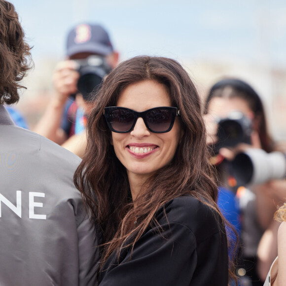 Diego Le Fur et sa mère, la réalisatrice Maïwenn au photocall de "Jeanne du Barry" lors du 76ème Festival International du Film de Cannes, le 17 mai 2023. © Dominique Jacovides/Cyril Moreau/Bestimage