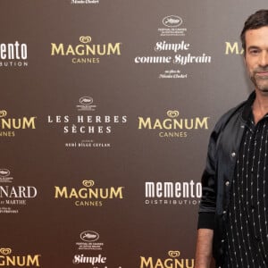 Romain Duris - Soirée sur la plage Magnum lors du 76ème Festival International du Film de Cannes le 18 mai 2023. © Jeremy Melloul/Bestimage