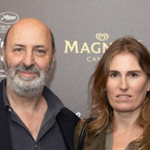 Cédric Klapisch et sa femme Lola Doillon - Soirée sur la plage Magnum lors du 76ème Festival International du Film de Cannes le 18 mai 2023. © Jeremy Melloul/Bestimage