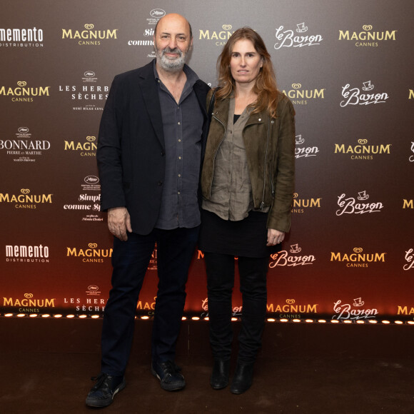 Cédric Klapisch et sa femme Lola Doillon - Soirée sur la plage Magnum lors du 76ème Festival International du Film de Cannes le 18 mai 2023. © Jeremy Melloul/Bestimage