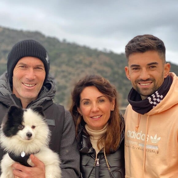 La petite fille de Zinedine Zidane fête son premier anniversaire.
Zinedine Zidane pose avec sa femme Véronique et leur Enzo au cours de vacances en famille à Ibiza. Instagram.