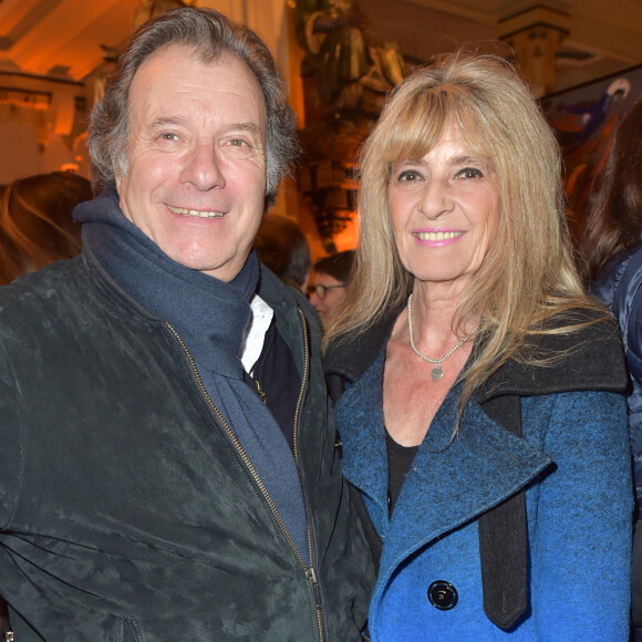 Lucie mit alors sa jeune carrière de comédienne pour se consacrer à sa vie de famille, tandis que Daniel Russo continua, et continue encore, à briller sur scène et au cinéma.
Daniel Russo et sa femme Lucie - Marc Cerrone expose ses peintures au café-restaurant "Les Deux Magots" à Paris le 12 mars 2018. © Giancarlo Gorassini/Bestimage