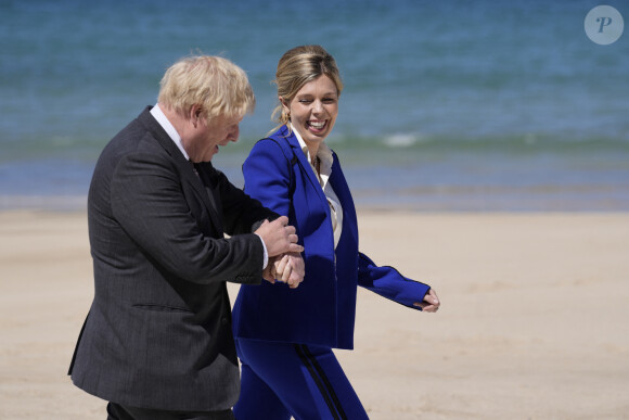 Boris Johnson accueille les participants au sommet du G7 avec sa femme Carrie à Saint Ives le 12 juin 2021.