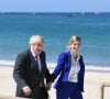 Il pourra prendre le temps de pouponner puisqu'il n'est plus Premier ministre depuis l'été 2022
Boris Johnson et sa femme Carrie rencontrent en extérieur les participants lors du sommet du G7 le 12 juin 2021.