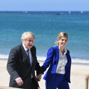 Il pourra prendre le temps de pouponner puisqu'il n'est plus Premier ministre depuis l'été 2022
Boris Johnson et sa femme Carrie rencontrent en extérieur les participants lors du sommet du G7 le 12 juin 2021.