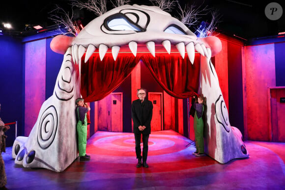 De près de 5000 m2
Tim Burton à l'inauguration de l'expérience "Tim Burton Le labyrinthe" à l'espace Chapiteaux du parc de la Villette à Paris, France, le 20 mai 2023. © Coadic Guirec/Bestimage 