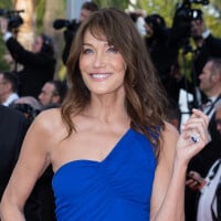 Carla Bruni-Sarkozy, son corps de déesse moulé dans une robe bleu roi à Cannes