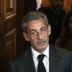 L'ancien président français Nicolas Sarkozy arrive au palais de justice pour le procès en appel d'une affaire de corruption au palais de justice de Paris le 17 mai 2023. Deux ans après une condamnation sans précédent pour un ancien chef de l'État, la cour d'appel de Paris a confirmé ce mercredi matin la condamnation de Nicolas Sarkozy à trois ans d'emprisonnement, dont un an ferme, pour corruption et trafic d'influence, dans l'affaire dite "Bismuth". Le 1er mars 2021, un tribunal français avait condamné l'ancien président Nicolas Sarkozy à une peine de trois ans de prison, dont deux ans avec sursis, pour corruption et trafic d'influence. Les procureurs avaient demandé qu'il soit emprisonné pendant quatre ans et qu'il purge une peine minimale de deux ans. Ils avaient également demandé que ses coaccusés, l'avocat Thierry Herzog et le juge Gilbert Azibert, soient condamnés à la même peine, Paris, le 17 mai 2023 © Stéphane Lemouton / Bestimage