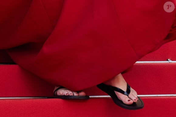 Jennifer Lawrence (détail chaussures tong) - Montée des marches du film " Anatomie d'une chute " lors du 76ème Festival International du Film de Cannes, au Palais des Festivals à Cannes. Le 21 mai 2023 © Jacovides-Moreau / Bestimage 