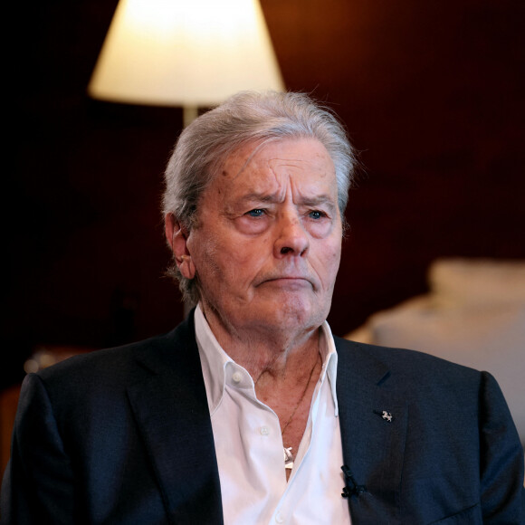 Exclusif - Alain Delon lors d'un tournage avec Cyril.Viguier sur la terrasse du siège de Vivendi à Paris © Dominique Jacovides / Bestimage