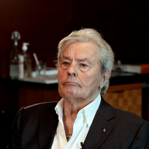 Exclusif - Alain Delon lors d'un tournage avec Cyril.Viguier sur la terrasse du siège de Vivendi à Paris le 8 juillet 2022. © Dominique Jacovides / Bestimage 