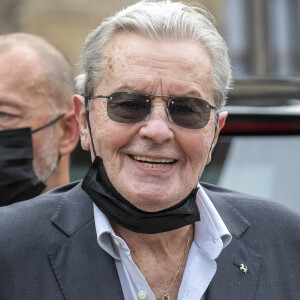 Alain Delon - Obsèques de Jean-Paul Belmondo en en l'église Saint-Germain-des-Prés, à Paris le 10 septembre 2021. © Cyril Moreau / Bestimage 