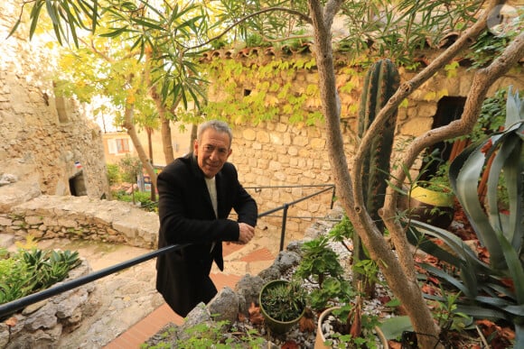 Exclusif - François Feldman sur le tournage de son clip vidéo "Le sel de la vie" à Eze le 15 novembre 2020. C'est dans le cadre du vieux village d'Eze que François Feldman a choisi d'enregistrer le clip vidéo d'une de ses chansons "Le sel de la vie" extrait de son nouvel album "Latino" en hommage à son ami de longue date Jean-Marc Moreau, ancien président de la SACEM et parolier de nombreux tubes avec François Feldman. Le Sel de la vie figure parmi les derniers titres que Jean-Marie Moreau a écrit pour son ami François Feldman, juste avant son décès le 29 octobre 2020. Le clip tourné à Èze par le chanteur est presque devoir de mémoire pour son compagnon de route. © Franz Chavaroche/Nice Matin/Bestimage