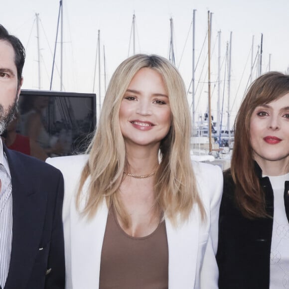 Ce mardi, Virginie Efira était l'invitée d'Anne-Elisabeth Lemoine dans "C à Vous", en direct du Festival de Cannes.
Exclusif - Melvil Poupaud, Virginie Efira enceinte, Valérie Donzelli - Emission "C à vous" lors du 76ème Festival International du Film de Cannes le 23 mai 2023. © Jack Tribeca/Bestimage 