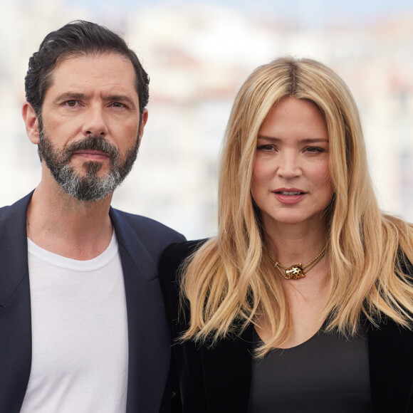 Il incarne Grégoire
Virginie Efira (enceinte) et Melvil Poupaud au photocall de "L'amour et les forêts (just the two of us)" lors du 76ème Festival International du Film de Cannes, le 24 mai 2023. © Moreau/Jacovides/Bestimage 