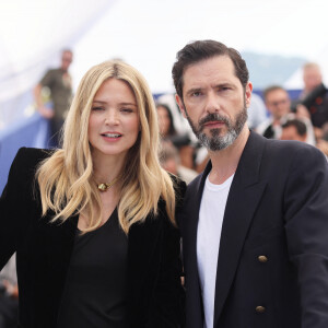 Elle y partage la vedette avec Melvil Poupaud.
Virginie Efira (enceinte) et Melvil Poupaud au photocall de "L'amour et les forêts (just the two of us)" lors du 76ème Festival International du Film de Cannes. © Moreau/Jacovides/Bestimage 