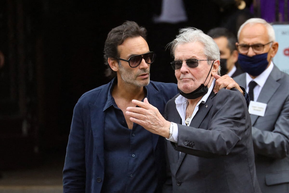 Photo Alain Delon et son fils Anthony Obsèques de JeanPaul