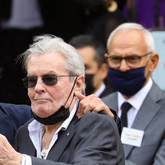 Alain Delon et son fils Anthony - Obsèques de Jean-Paul Belmondo en l'église Saint-Germain-des-Prés, à Paris le 10 septembre 2021. © Dominique Jacovides / Bestimage 