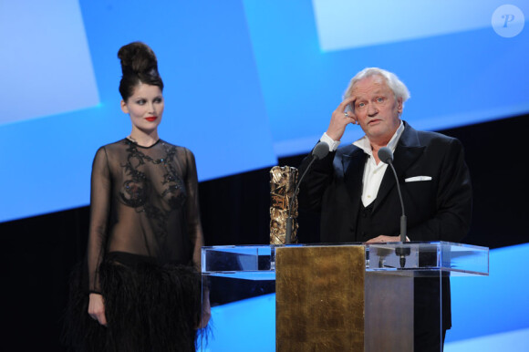 Laetitia Casta lors de la 35e cérémonie des César le 27 février 2010 : quand elle vient remettre le prix à Niels Arestrup, les regards se tournent vers sa robe transparent Yves Saint Laurent