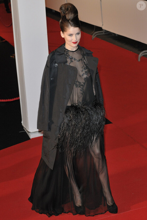 Laetitia Casta lors de la 35e cérémonie des César le 27 février 2010 : dès son arrivée, avec sa robe Yves Saint Laurent, elle fait sensation