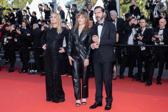 Virginie Efira (enceinte), Valérie Donzelli, Melvil Poupaud - Montée des marches du film " La passion de Dodin Bouffant " lors du 76ème Festival International du Film de Cannes, au Palais des Festivals à Cannes. Le 24 mai 2023 © Olivier Borde / Bestimage 